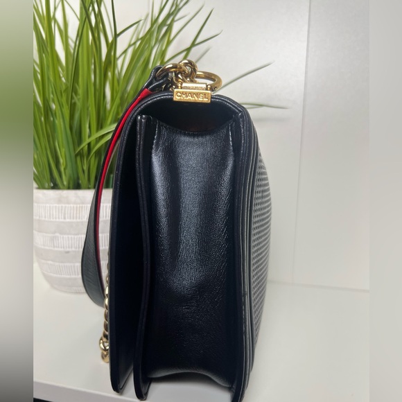 CHANEL
Lambskin Embossed Large Boy Cube
Flap Navy Blue - Picture 8 of 13